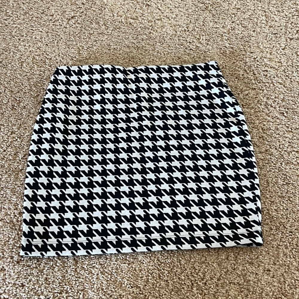 Express houndstooth patterned skirt.